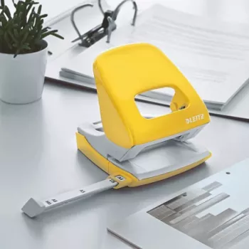 Perforator Leitz NeXXt WOW 5008 din metal, 2 găuri / 30 de coli, 30 de coli, galben, metal, 8 cm, 5,5 mm, A4, A5, A6, Folio, US-Quart, 8 x 8 x 8 cm