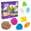 Set Kinetic Sand Beach Adventure – 907g nisip în 3 culori cu forme, unealtă și tavă de joacă