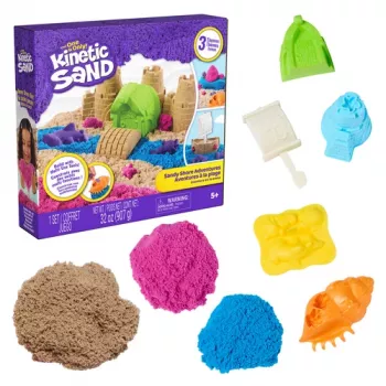 Set Kinetic Sand Beach Adventure – 907g nisip în 3 culori cu forme, unealtă și tavă de joacă