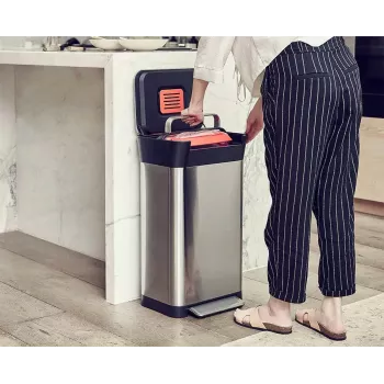 Compactor de deșeuri din oțel inoxidabil Joseph Joseph Titan 30L cu sistem de compactare