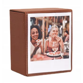 Cutie de depozitare foto LOVEINSTANT pentru 100 fotografii instant compatibilă cu Fuji Instax Wide, Square, Polaroid 600, i-Type (Now) - maro cu fereastră de vizualizare