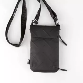 Geantă tip sling pentru telefon Skinarma Juno neagră