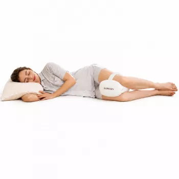 Pernă ergonomică de genunchi din spumă cu memorie Momcozy EP001 pentru somn pe o parte, alb-crem
