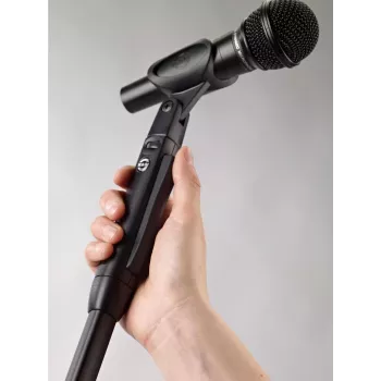 Stativ de microfon cu o mână KÖNIG & MEYER 26200-300-55 cu bază rotundă, negru
